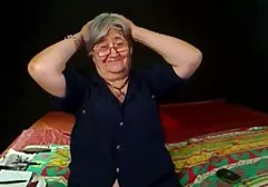 خروس سخت MILF زرق و برق دار آسیایی برادر خواهر سکس زرق و برق دار