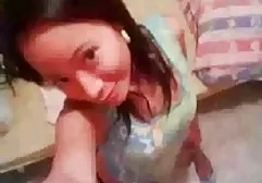 کاردانی شاخی یک خروس بزرگ را لگد سکس زوری خواهر برادر می زند