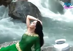 کیرستن لی و مادر کوری چیس در حال بوسه و بازی سوپر خواهر و برادر هستند